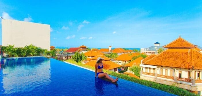 Cel mai mic pret posibil pentru un hotel de 4 stele in Bali! Doar 16 euro/persoana pe noapte! Hotelul este la 5 minute de plaja din Legian!